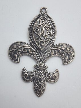 ✨️ 5 For 25 ✨️Ornate Fleur-de-Lis Pendant in Antiqued Silver Tone